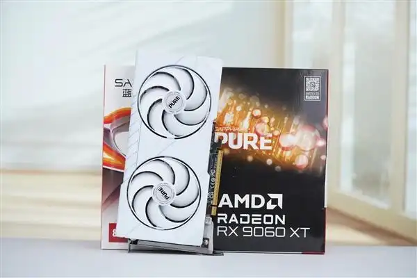 纯白高颜值！蓝宝石RX 9060 XT极地8GB OC显卡图赏